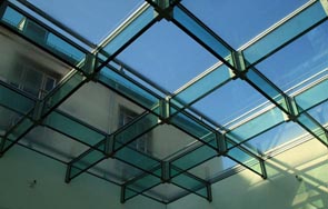 Alte Mensa - Glasträger und Überkopfverglasung der Überdachung im Innenhofbereich