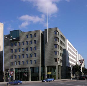 Ansicht des Ministerialgebäudes vom Carolaplatz