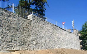 Stützmauer entlang der Straße "Am Feldschlösschen" in Bautzen